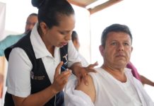 Invitan a población a seguir vacunadose contra la influenza y COVID