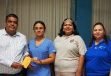 Entregan apoyo económico a la estudiante del CBTis 125