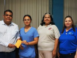 Entregan apoyo económico a la estudiante del CBTis 125