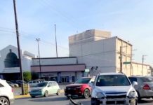 Se impactan unidades y dejan daños materiales con casi vial