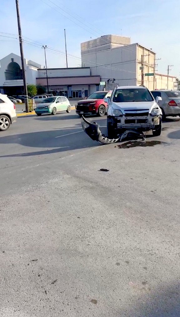 Se impactan unidades y dejan daños materiales con casi vial (5)