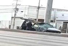 Vuelca unidad en concurrida carretera dejando daños materiales