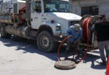 Continúa COMAPA con labores de limpieza en la red sanitaria durante el fin de semana