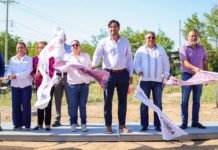 Inició Gobierno de Carlos Peña Ortiz nueva pavimentación en la colonia Fidel Velázquez Con una inversión de más de 6 Millones de Pesos del Gobierno Municipal, el Alcalde Carlos Peña Ortiz, dio el banderazo de inicio a la pavimentación hidráulica de las calles Yucatán y Dorina en la colonia Fidel Velázquez, obra beneficiará la calidad de vida de más de 650 familias. “Estamos haciendo esta inversión en tres cuadras y aparte de dar inicio a la pavimentación les traemos muchos otros beneficios”, dijo el Alcalde en su diálogo con los vecinos, representados por la señora Thalía Resendiz Gutiérrez y con la presencia de funcionarios municipales y miembros del Cabildo. Detalles de las calles a pavimentar: – Calle Yucatán, entre Nuevo León y Dorina. – Calle Dorina, entre Yucatán y Don Elías. – Superficie a construir: más de 2,000 metros cuadrados de pavimento hidráulico. #ReynosaImparable #GobiernoMunicipalDeReynosa