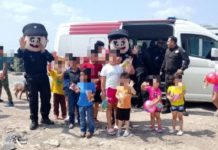 Entrega Guardia Estatal de Género juguetes a niños y niñas de la frontera