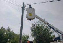 Familias agradecen nuevas luminarias en la colonia Estero