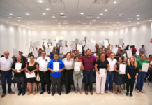 Entregan escrituras a 100 familias