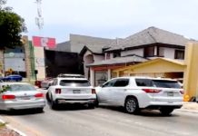 Accidente vial deja solo daños en concurrida zona residencial