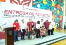Alcalde Carlos Peña Ortiz entregó tarjetas del programa de becas Municipales, “Contamos Contigo”