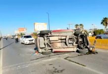 Aparatoso accidente en puente vehicular deja daños y caos vial