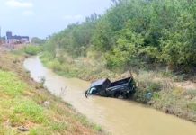 Cae unidad en canalito El Morrillo y deja daños materiales