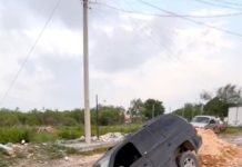 Cae unidad en enorme socavón y deja daños materiales