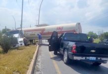 Choca pipa contra camioneta dejando caos vial en carretera a Monterrey