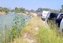 Hallan cadáver en una camioneta que estaba en un canal de aguas negras