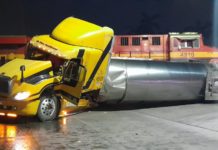 Tren choca a tráiler qué le quiso ganar el paso
