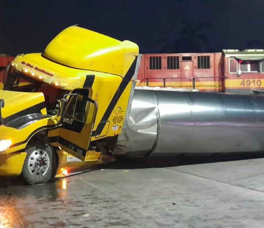 Tren choca a tráiler qué le quiso ganar el paso