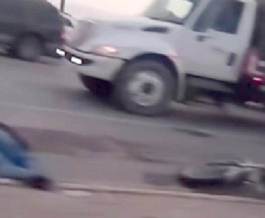 Motociclista se debate entre la vida y la muerte en hospital tras sufrir accidente