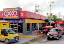 Ratero amaga con pistola a empleados para asaltar tienda y llevarse el dinero