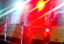 Unidad médica auxilia a victima tras haber sido atropellada en centro comercial