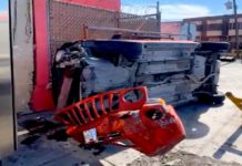 Unidad vuelca en la Rodríguez dejando daños materiales