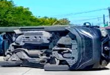 Vuelca unidad en la colonia Las Cumbres dejando daños materiales