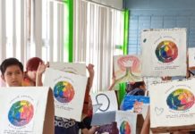 Niños crean arte a partir del reciclaje de cartón