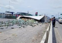 Aparatoso accidente vial deja cuantiosos daños en carretera