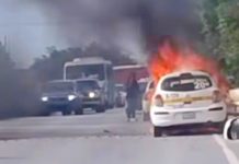 Bomberos acuden a sofocar incendio en unidad que dejo daños materiales