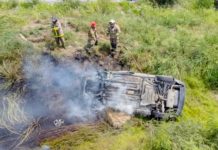 Bomberos sofocan incendio en unidad en concurrida carretera
