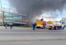 Bomberos sofocan incendio en yonke que dejo daños materiales en la Zedillo