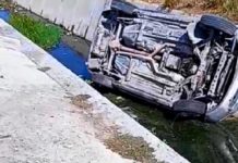 Cae unidad en dren de aguas negras y deja daños materiales