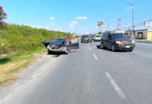 Chocan unidades en la carretera a la Ribereña dejando daños materiales