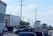 Choque vehicular deja daños y caos en concurrida carretera