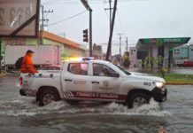 Patrullas de Tránsito auxilian a ciudadanos ante inundaciones en avenida Obregón