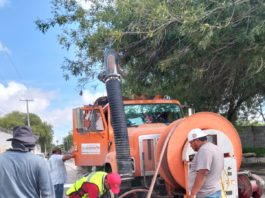 Trabaja COMAPA en limpieza de pozos y sondeo de drenaje en la colonia Pedro J. Méndez