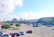 Rateros amagan a su víctima en estacionamiento de centro comercial para asaltarlo