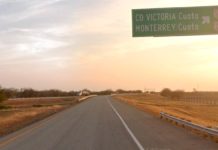 Rateros amagan a su víctima con violencia para robarle su unidad y huir