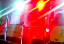 Unidad médica auxilia a persona tras haber sido atropellada en concurrida vialidad