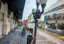 Se desprende parte de la fachada de un negocio en el centro de Tampico