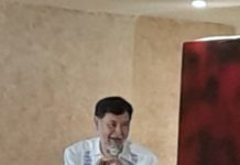 Senador Noroña llega a N. Laredo y desaira a la prensa