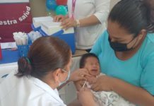 Exhortan a población vacunarse contra COVID e Influenza