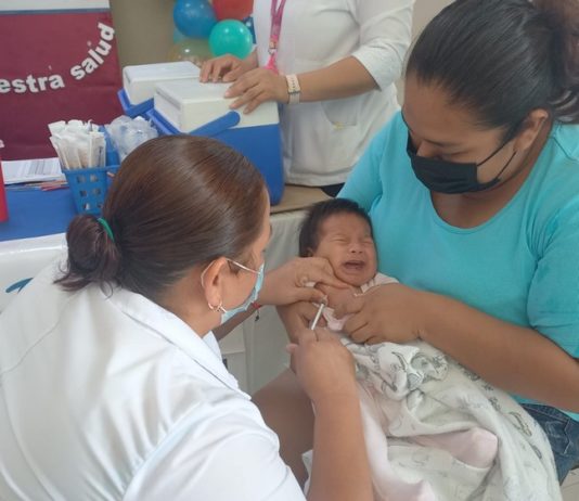 Exhortan a población vacunarse contra COVID e Influenza