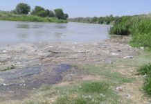 Creciente en el río Bravo saca a flote contaminación y basura