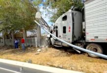 Tráiler se proyecta en concurrida carretera y deja daños materiales