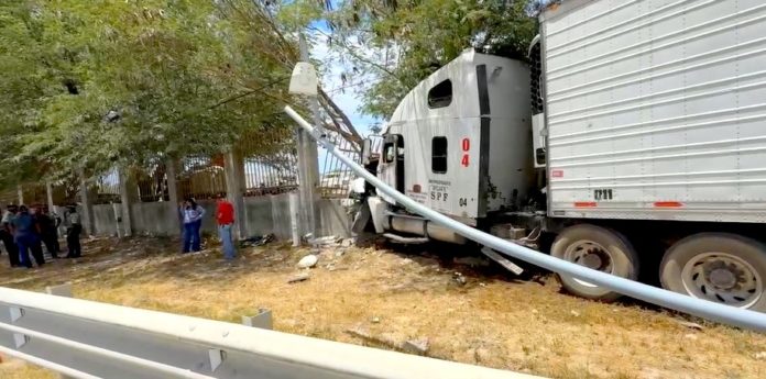 Accidente vial deja daños materiales y caos (2)