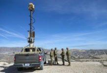 Arriba a frontera de Laredo tanquetas militares artilladas con 100 militares