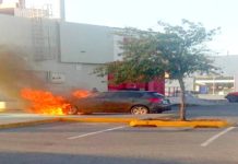 Bomberos sofocan incendio en estacionamiento de Plaza del Río