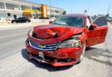 Chocan unidades en boulevard Oriente dejando daños materiales