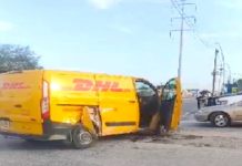 Chocan unidades en concurrida vialidad y dejan daños materiales