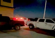 Hallaron camioneta en dren de aguas negras con un cadáver